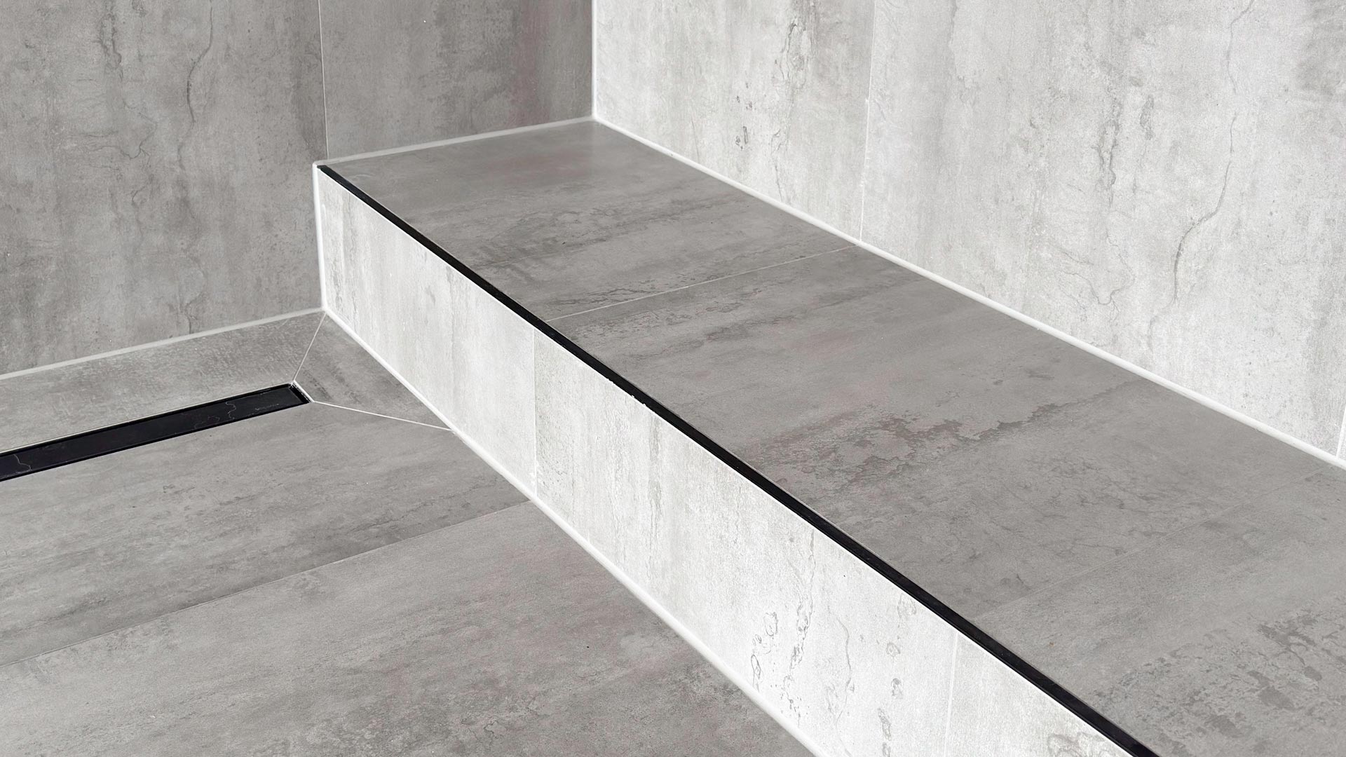 Schwarze Armaturen in Beton-Optik